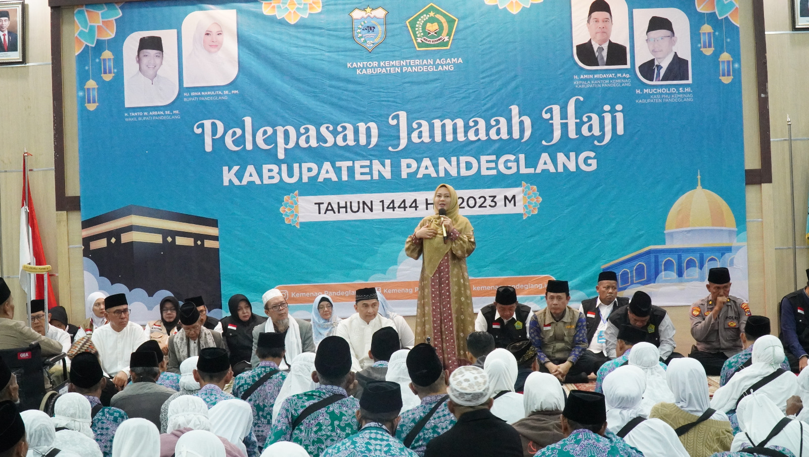 Jemaah Haji Kloter 16 Diberangkatkan Bupati Irna Gunakan Kesempatan