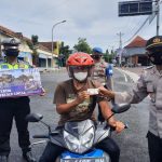 Polres Blora Bagikan Brosur Keselamatan Lalu Lintas dan Prokes