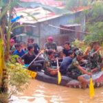 Prajurit Petarung Yonmarhanlan I Bantu Evakuasi Warga Korban Banjir