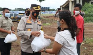 Ajak Masyarakat Untuk Rayakan Tahun Baru di Rumah Saja, Kapolres Tangerang Bagi-Bagi Daging