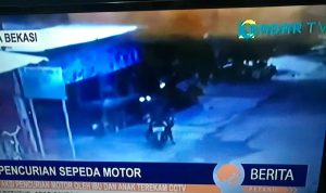 Sambil Bawa Anak, Seorang Ibu Nekat Mencuri Motor Terekam Kamera CCTV