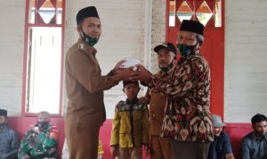 Camat Teluk Dalam Laksanakan Apel Pagi di Wilayah Desa Sambay, Sekaligus Santuni Anak Yatim