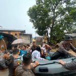 Banjir Manado, Ditsamapta Polda Sulut Evakuasi Korban dan Bagikan Nasi Bungkus