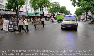 Polsek Cikarang Pusat Sasar Pintu 11 Tarum Barat Bagikan Masker