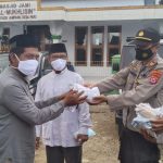 Kapolsek Mandalawangi Bagikan Masker dan Memberikan Imbauan Kepada Masyarakat