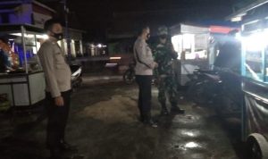 Anggota Koramil 09/Mauk Ingatkan Penjual Pasar Malam Tutup di Kegiatan PPKM