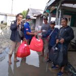 Karang Taruna Jatimulya Salurkan Bantuan Korban Banjir Rob Pantai Harapan Jaya