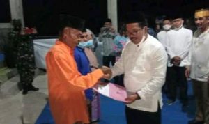 Bupati SBB Serahkan Bantuan Untuk Pembangunan Masjid dan TPQ