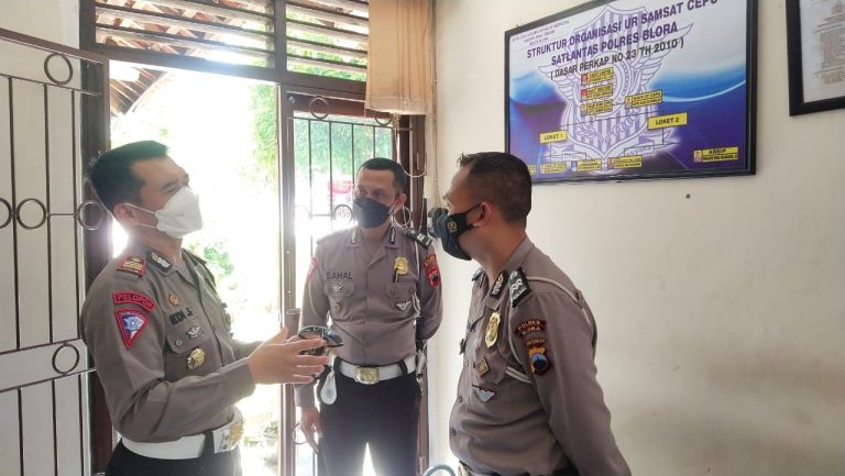 Pantau Pungli, Kasatlantas Polres Blora Sidak Samsat Cepu