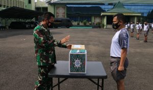 Mayjen TNI Agus Suhardi Bagikan Bingkisan Lebaran ke Prajurit dan PNS Kodam II/Swj