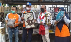 Puluhan Ibu-Ibu Rumah Tangga di Keluarahan Kadolokatapi Sulap Sampah Plastik Jadi Rupiah