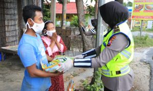 Berikan Masker dan Sembako di Bangkalan Sembari Berikan Edukasi 5M