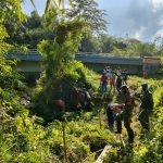 Karya Bhakti Satgas Pamtas Yonif Mekanis 643/Wns, Buka Jalan ke Air Terjun