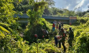 Karya Bhakti Satgas Pamtas Yonif Mekanis 643/Wns, Buka Jalan ke Air Terjun