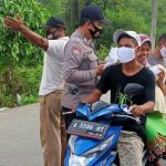 Bersama Petugas PPKM Mikro, Bhabinkamtibmas Polsek Cikande Hadir Bagikan Masker dan Edukasi Prokes ke Masyarakat