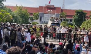 Dinilai Diskriminatif, Warga Bangkalan Madura Geruduk Balai Kota Surabaya