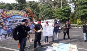 MIO dan Solidaritas Jurnalis Surabaya Demo Mapolda Jatim