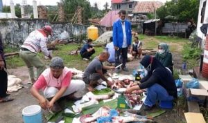 DPD PAN Baubau Bagi Daging Kurban ke Masyarakat