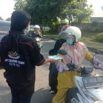 Ormas Garda Pasundan Giat Bagikan Masker di Jalan Untuk Para Pengemudi