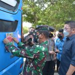 Kasdam II/Swj Ikuti Penempelan Stiker Kendaraan Dalam Rangka Kampanye Prokes dan Sosialisasi PPKM Mikro