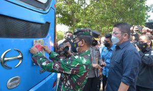 Kasdam II/Swj Ikuti Penempelan Stiker Kendaraan Dalam Rangka Kampanye Prokes dan Sosialisasi PPKM Mikro