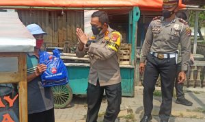 Kapolres Serang Bagikan Paket Bansos Kepada Masyarakat Terdampak Covid -19