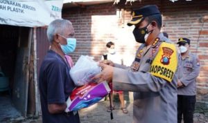 Door to Door Kapolresta Sidoarjo Bagikan Daging Kurban