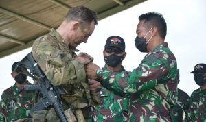 Kasad dan Komandan USARPAC Sematkan Wing Terjun Garuda Airborne