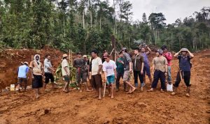 Geram, Masyarakat Langgikima Blokir Jalan PT. Adhi Kartiko Pratama