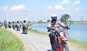 Kapolresta Sidoarjo Terabas Medan Berat Bagikan Bansos ke Wilayah Terpencil