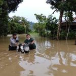 Sosok Polisi Bantu Evakuasi Warga Terdampak Banjir di Dumoga