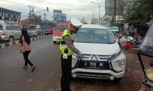 Satlantas Polres Serang Tindak Tegas Pengendara Mobil Berplat Sepeda Motor