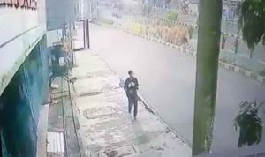 Terekam CCTV Pria Ini Sedang Mencuri Kabel Telkom