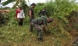 Kegiatan Dansubsektor 05, Serda Riawanto Bersihkan Bantaran Sungai Citarum