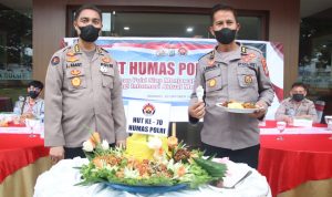 Gelar HUT ke-70 Humas Polri, Secara Sederhana Humas Polda Sulut Abast Potong Tumpeng