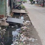 Drainase Mampet, Jalan Kabupaten Serang di Desa Sukamaju Sering Banjir