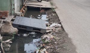 Drainase Mampet, Jalan Kabupaten Serang di Desa Sukamaju Sering Banjir