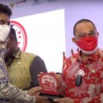 Bupati Minahasa Royke Octavian Roring Terima Penghargaan Awarding dari Kemkominfo RI