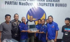 Mantap, Bantuan Korwil Sumatera III 2 Unit Laptop Diserahkan Ketua DPD Nasdem Bungo