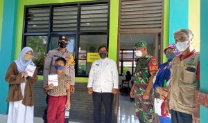 Bhabinkamtibmas Polsek Pasar Kemis Monitoring Vaksinasi Covid-19 ke 1 di SDN 1 Kuta Baru