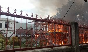 Gerak Cepat Praka Manoy Bersama Damkar dan Masyarakat Menjinakkan Amukan si Jago Merah