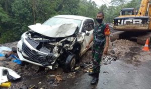 Babinsa Suyatno Koramil 1302-11 Ratahan Bantu Korban Tabrakan Beruntun