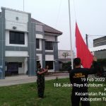 Danramil 11 Pasar Kemis Sigap Ganti Bendera Baru di Kelurahan Kutabumi