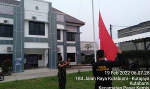 Danramil 11 Pasar Kemis Sigap Ganti Bendera Baru di Kelurahan Kutabumi