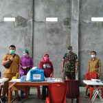 Babinsa Kelurahan Kampung Jawa Kota Tomohon, Dampingi Vaksinasi Massal