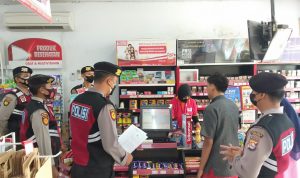 Sat Samapta Polres Serang Cek Mini market Antisipasi Panic Buying Kelangkaan Stok Minyak Goreng.