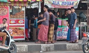 Bulan Ramadhan Pedagang Takzil Hiasi Jalan Rangakasbitung Leuwidamar 