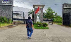 Miris! Kawasan Industri Bitung Pasang Bendera Merah Putih Lusuh dan Robek