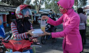 Bhayangkari, Polwan Polres Bitung Bagi-Bagi Ratusan Paket Takjil di Pinokalan