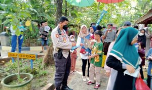 Tempat Wisata di Padati Ribuan Pengunjung, Polsek Serang Baru Bagikan Masker